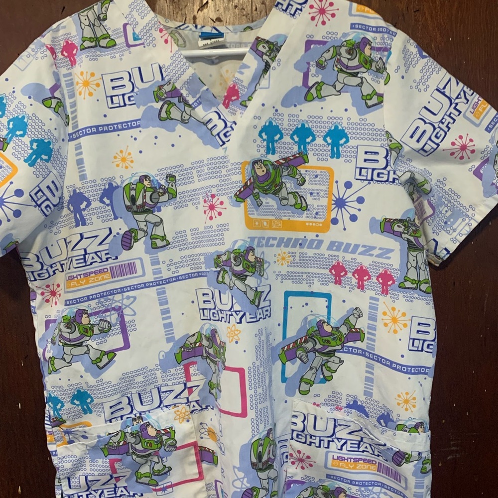 Scrub top size L